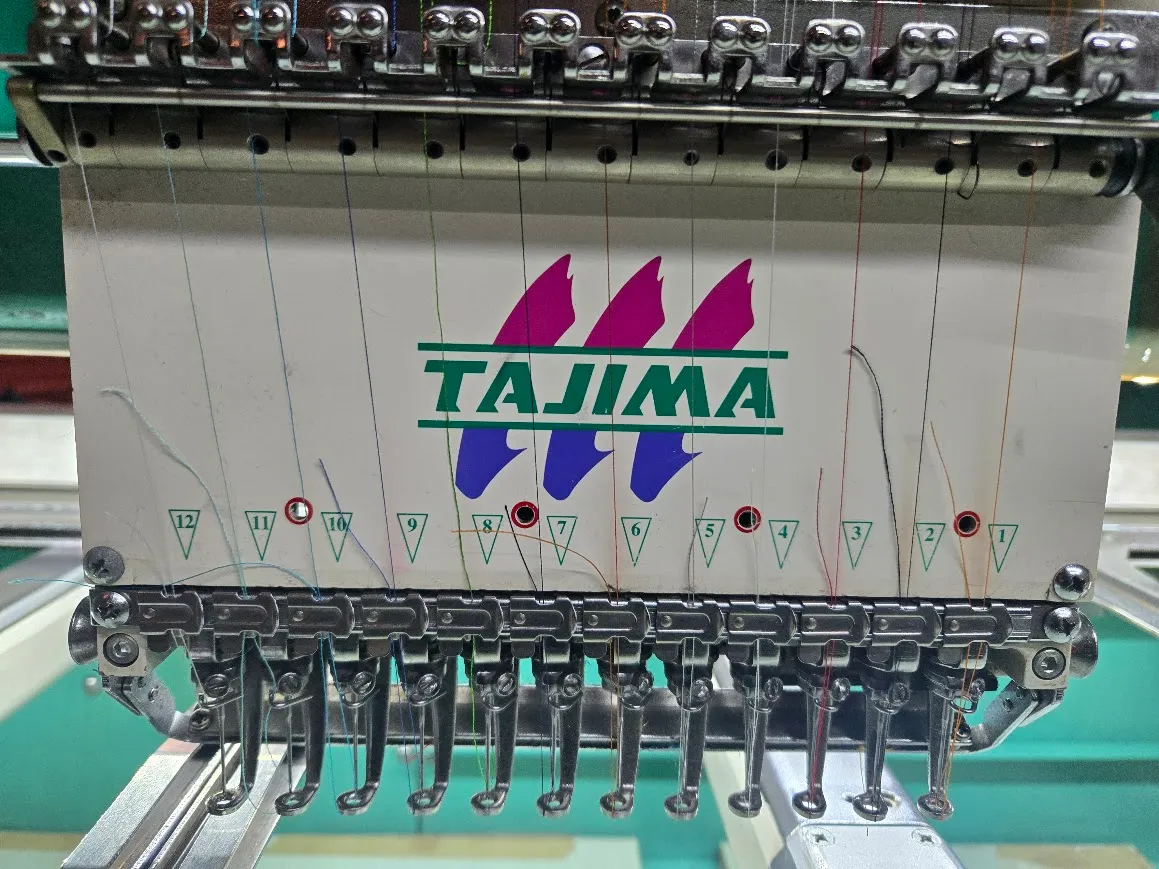 Máquinas bordadoras Tajima en operación en el taller de T-Lobordo en Monterrey