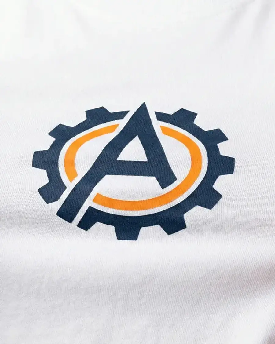 Playera blanca con un logotipo impreso a todo color en el pecho